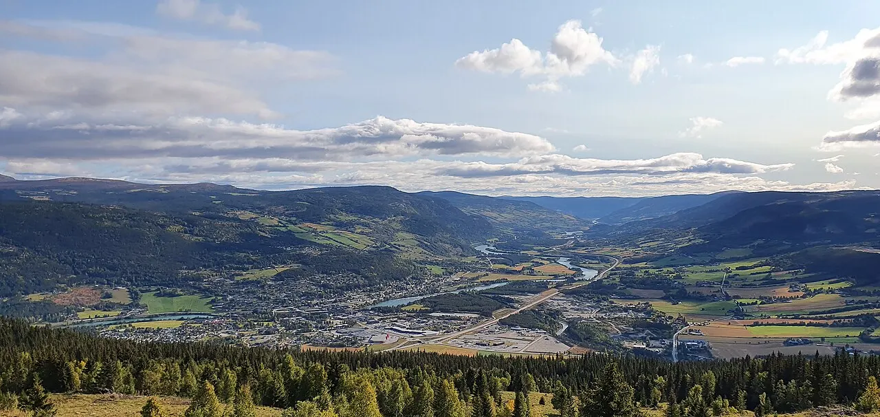 Gudbrandsdalen sett sørvover fra Nord-Fron