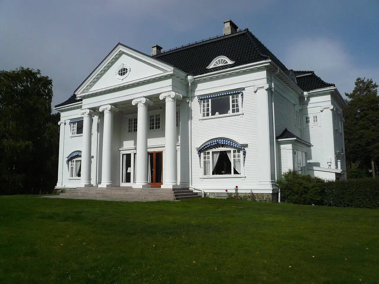 Notodden-Admini, Norsk Hydro-Elektrisk Kvælstofaktieselskab første administrasjonsbygg fra 1906.