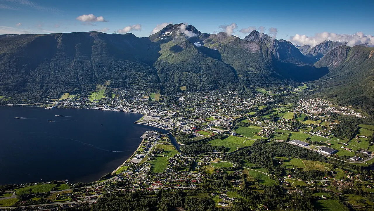 Ørsta sentrum tatt fra "Pølsa" (nær Melshorn)