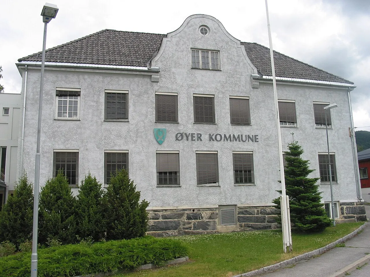 Øyer rådhus, i tettstaden Tingberg. Juni 2008.