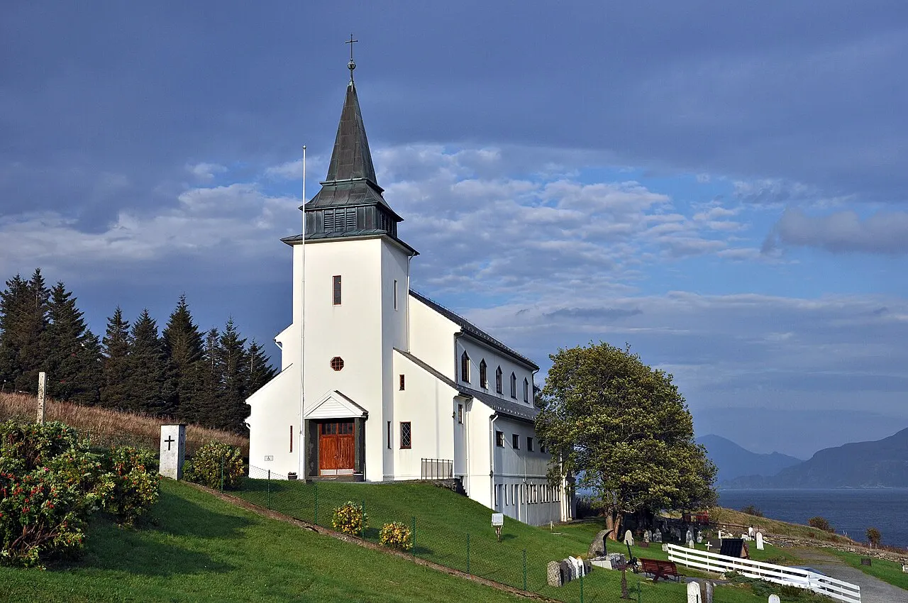 Nord-Vågsøy kyrkje ligg på Raudeberg i Vågsøy kommune, Sogn og Fjordane. Kyrkja står på Røysaneset, ved innseglinga til Ulvesundet frå…