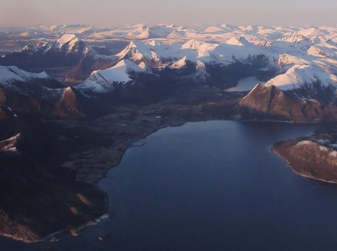 Reipå i Meløy kommune i Nordland. Ørnes sees lenger bort til høyre.