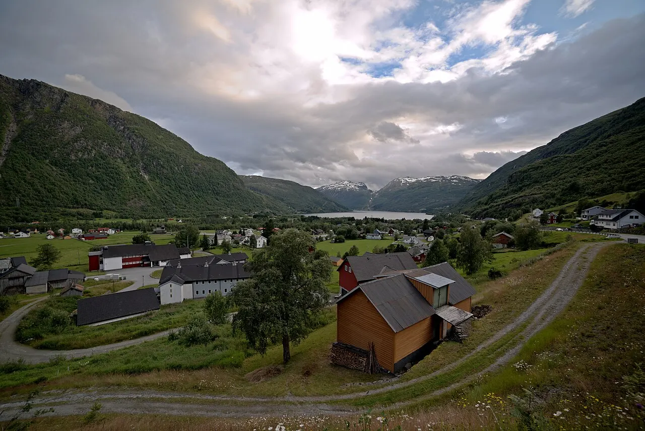 Røldal i Odda kommune, Hordaland med Røldalsvatnet i bakgrunnen