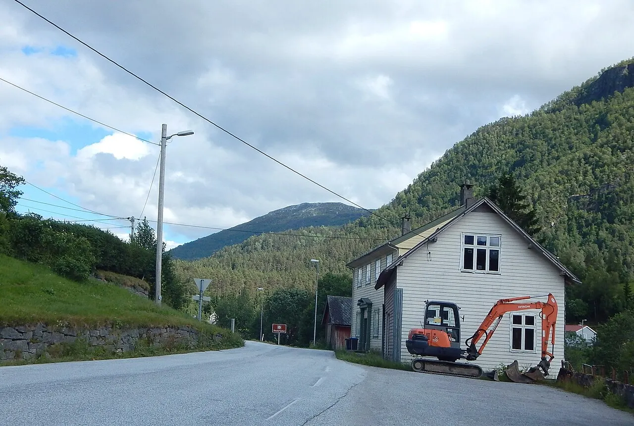 Ved Sande i Gaular går fylkesvei 610 østover som Viksdalsvegen på nordsiden av elven Gaula.