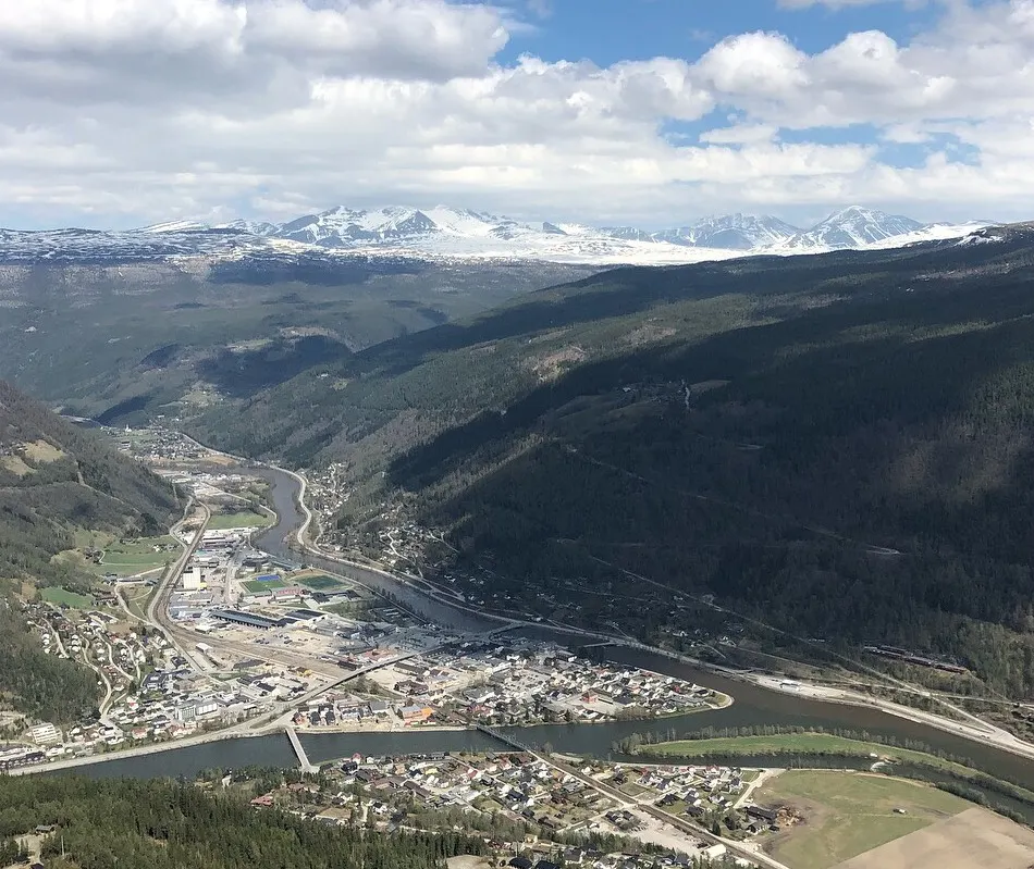 Byen otta sett fra Pillarguritoppen. I bakgrunn ses Rondane.