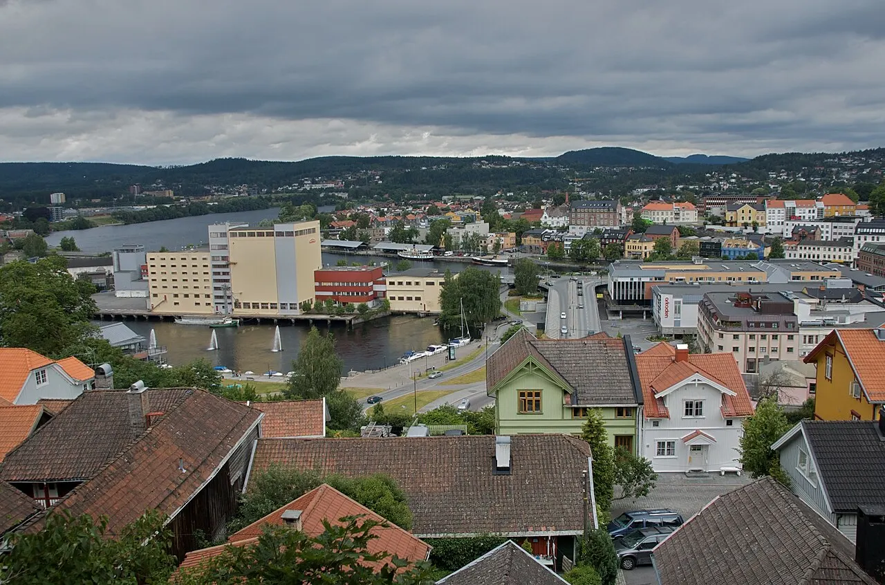 Bryggevannet og Hjellevannet sett fra Brekkeparken, Skien.