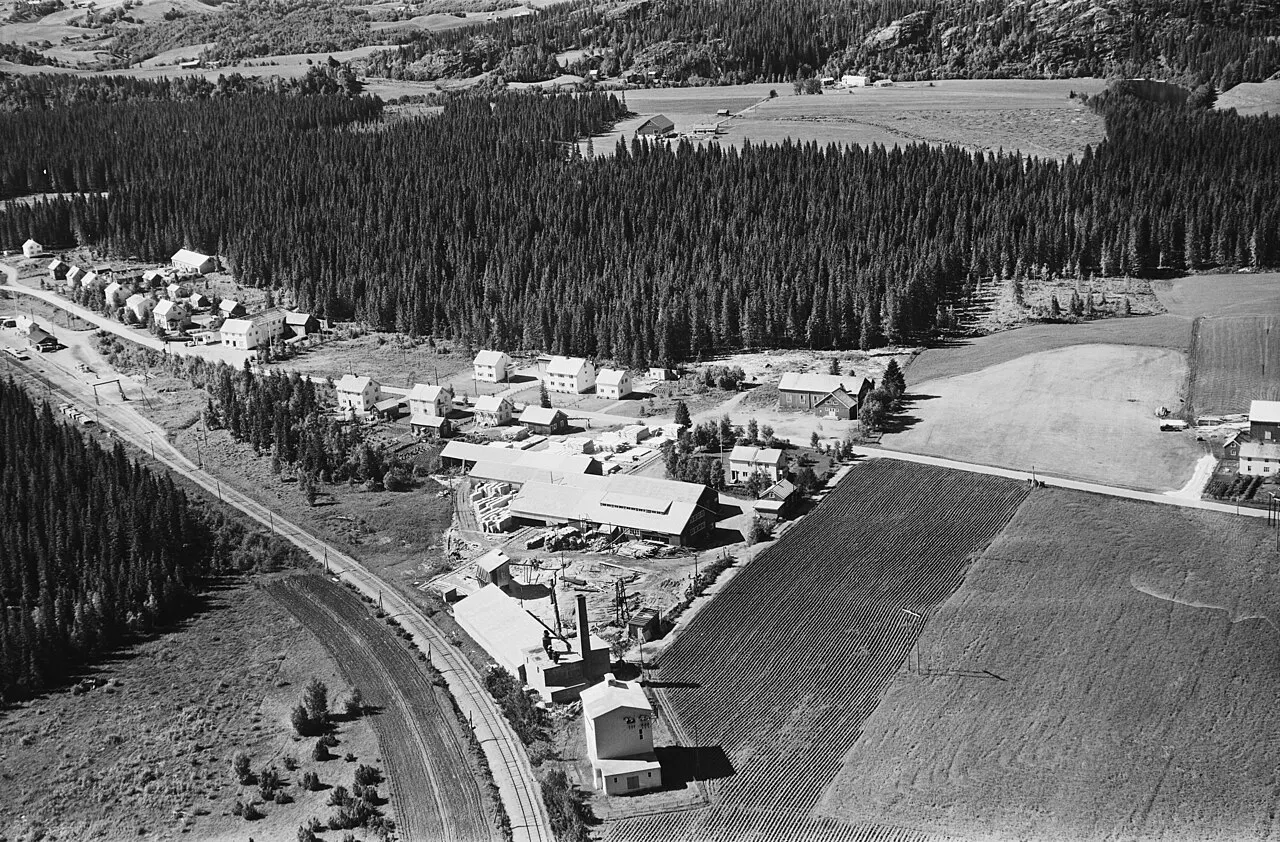 Skogmo stasjon på Namsosbanen (eller Namsoslinjen). Foto: Vilhelm Skappel / Widerøes Flyveselskap (1956), fra Nasjonalbibliotekets samling.