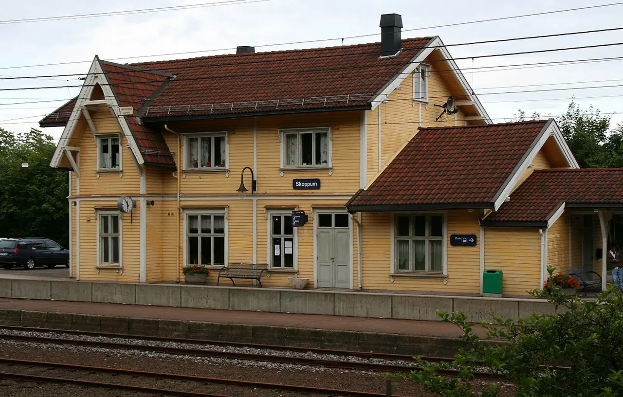 Skoppum stasjon, Vestfoldbanen. Bygd 1880. Arkitekt: Balthazar Lange.