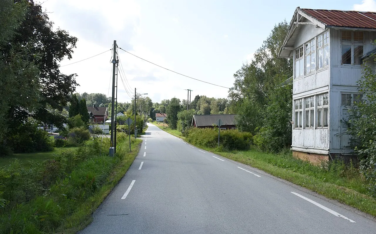 Skotbuveien (fylkesvei 1367) mot sørvest, i retning bort fra holdeplassen på Østfoldbanen