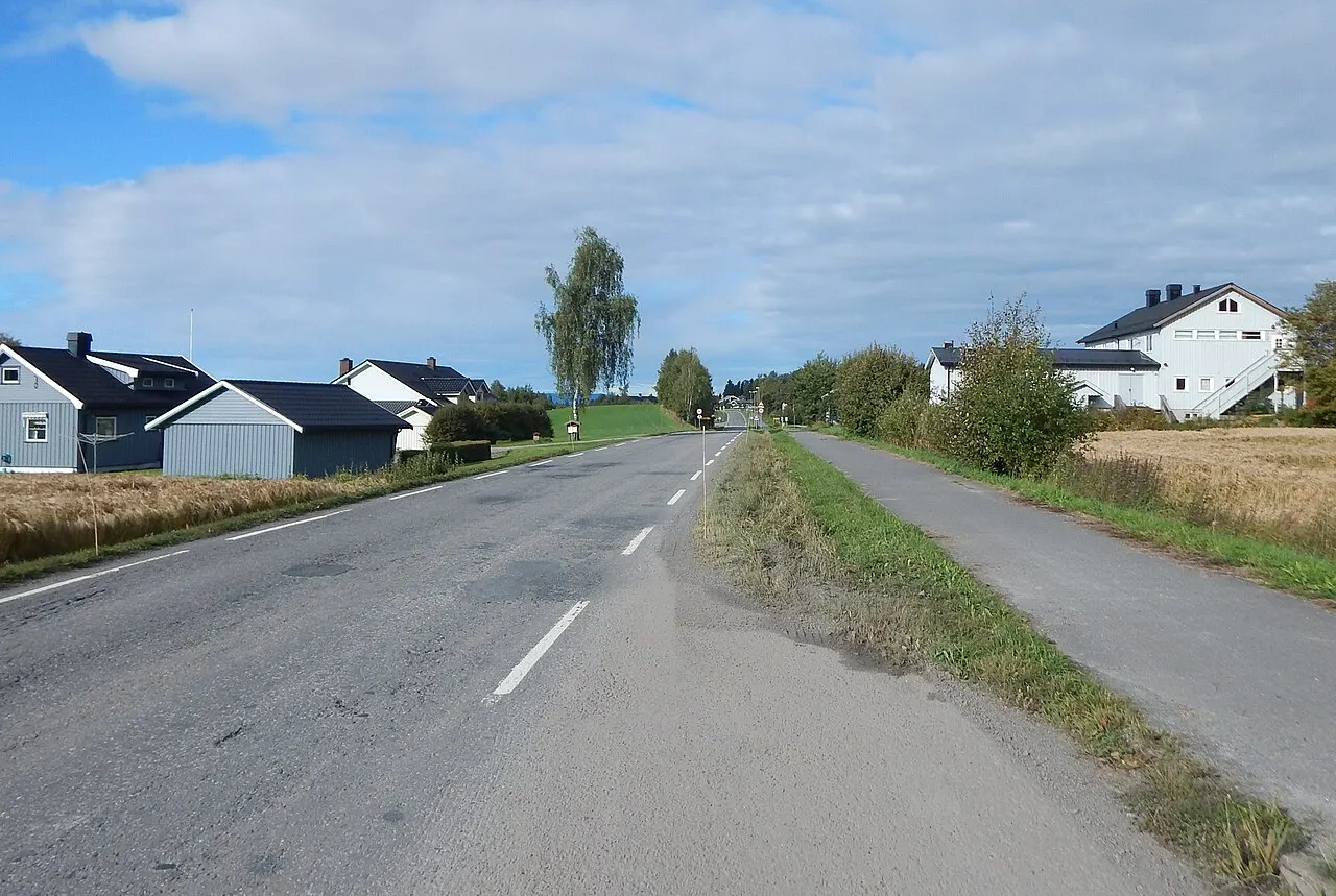Fartvegen (fylkesvei 227, tidl. 60) inn mot Slemsrud (Øvre Vang) østfra