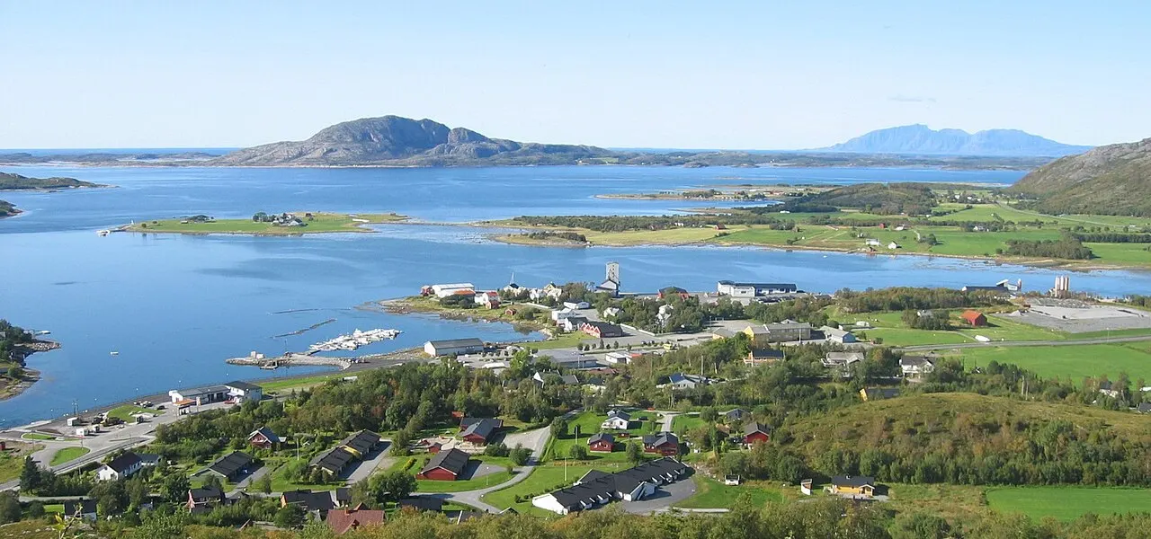 Berg i Helgeland, Nordland, fotografert fra Øyfjellet.