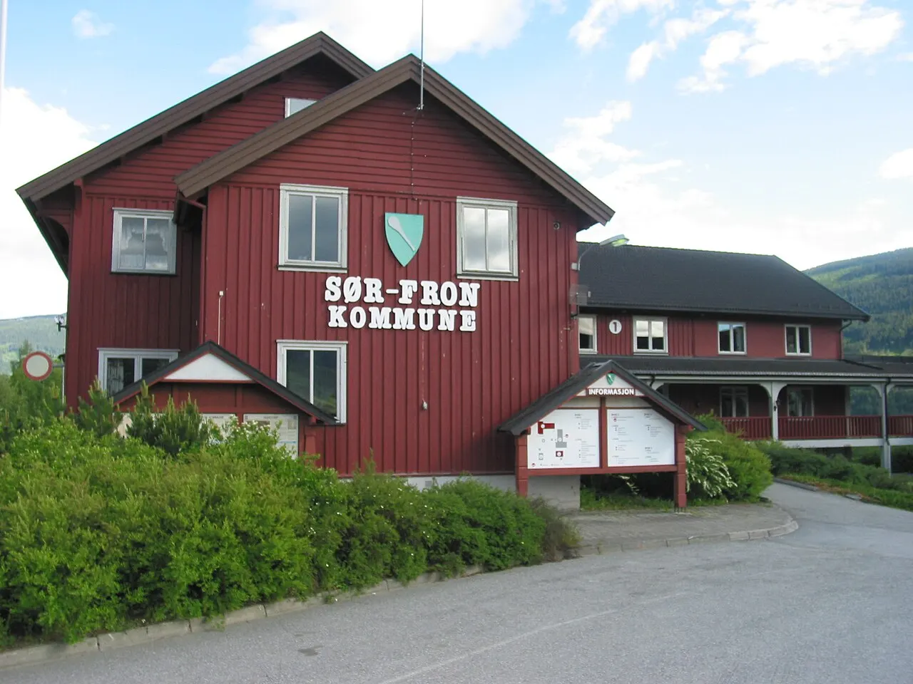 Sør-Fron rådhus, i tettstaden Hundorp. Juni 2008.