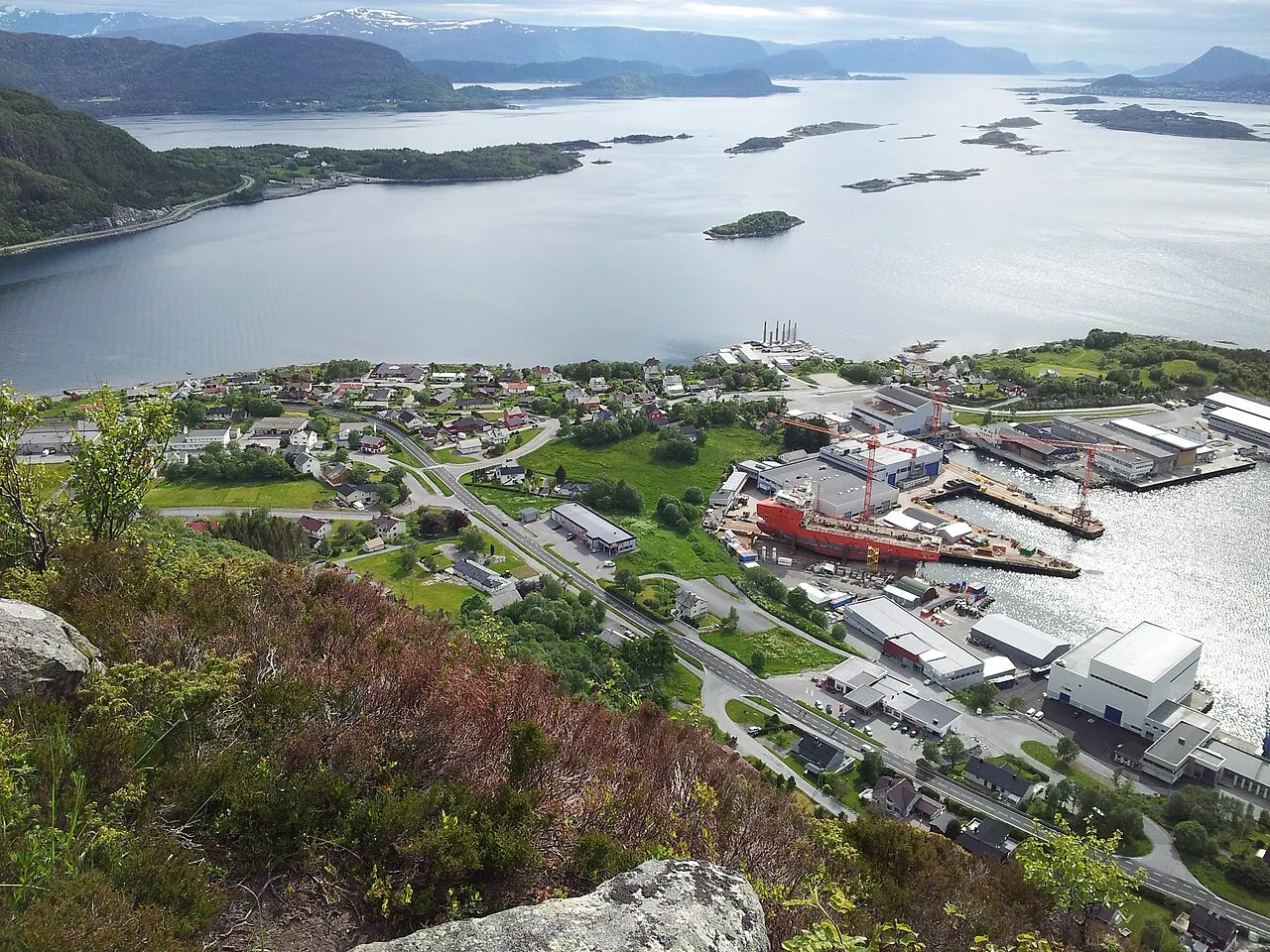 Søvika sett fra Hagefjellet.