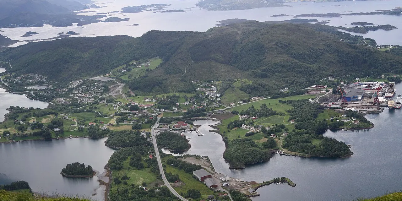Dimnøya, sett fra Hasundhornet.