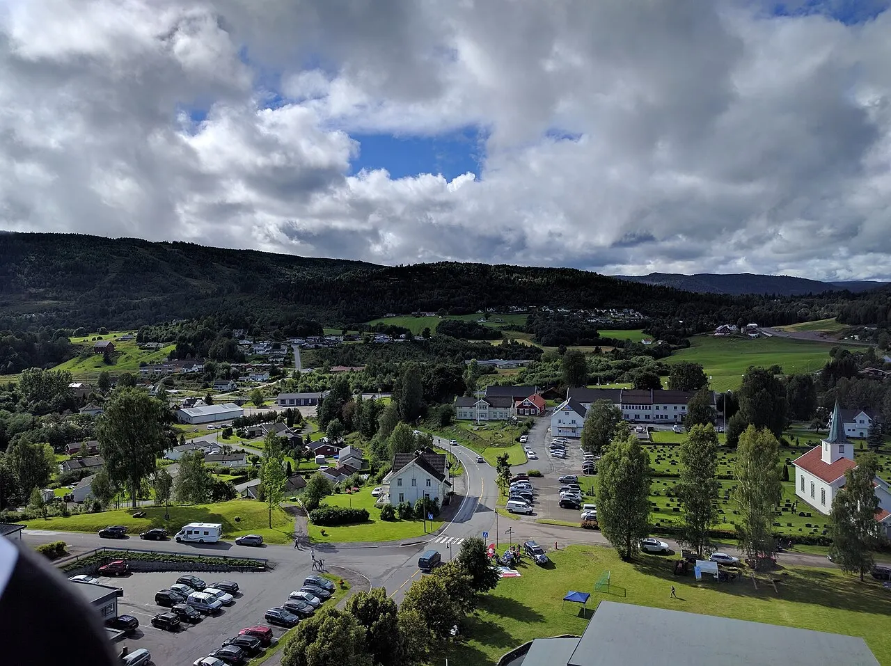 Svarstad fra "fugleperspektiv". Bildet er tatt over Lardal Ungdomsskole og peker vestover.