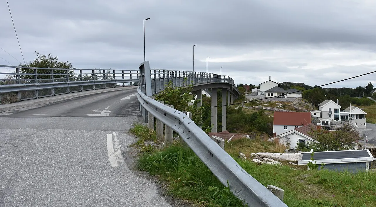 Sveggebrua fører Sveggeveien (fylkesvei 6088, tidl. 258) over Sveggesundet ved Sveggen