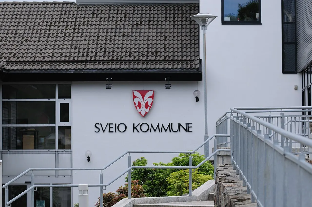 Rådhuset i Sveio sentrum. Foto: Daniel DeNiazi