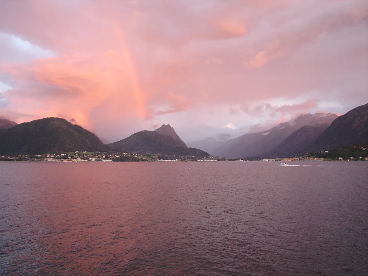 Sykkylven- bygda mellom fjell og fjord