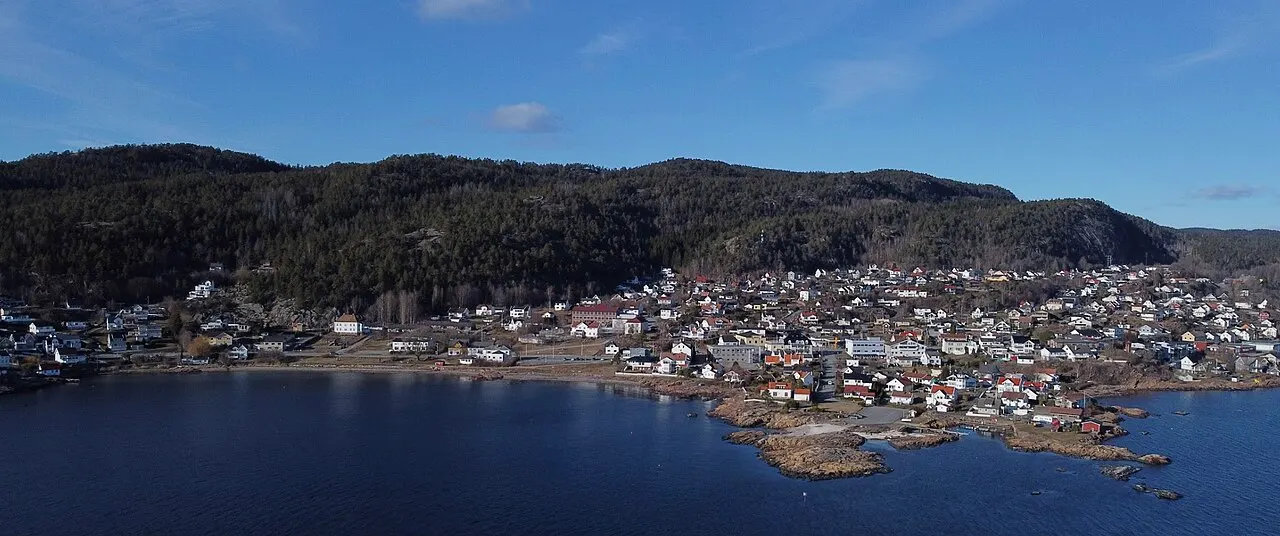 Bildet over Tofte hvor du kan se barneskolen, Apotekerstranden og Tofteåsen bak