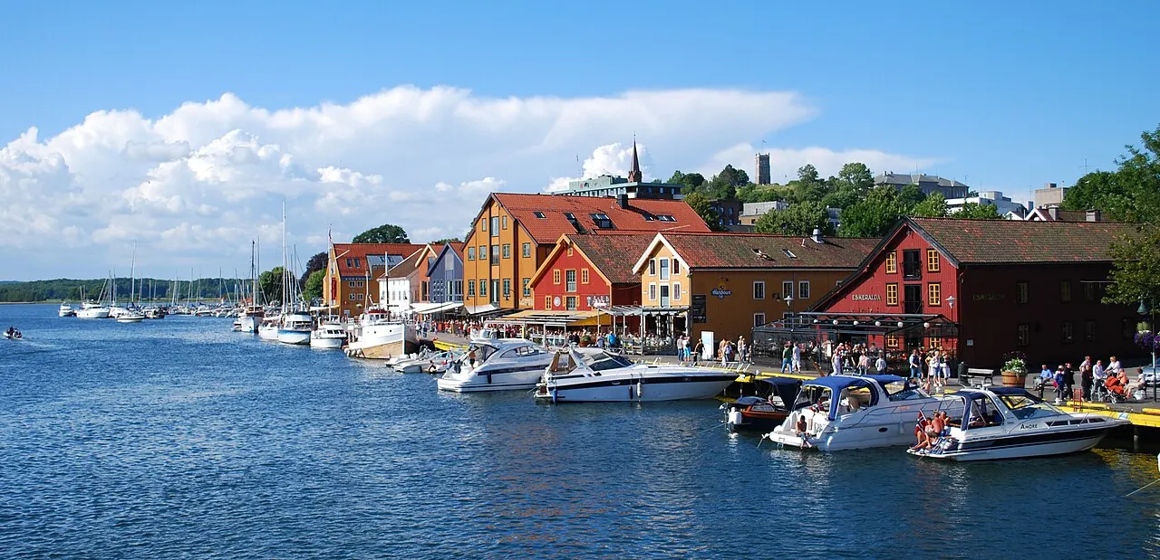 Brygga i Tønsberg med gjestehavnen i bakgrunnen
