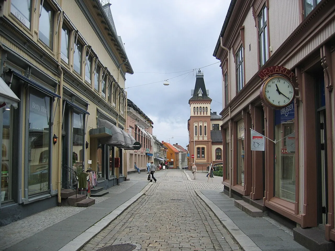 Tønsberg, Øvre Langgate. Trehusbebyggelse og tårn på gammel brannstasjon. Bylandskap. Gate. Gatenett og torv er strukturer fra…