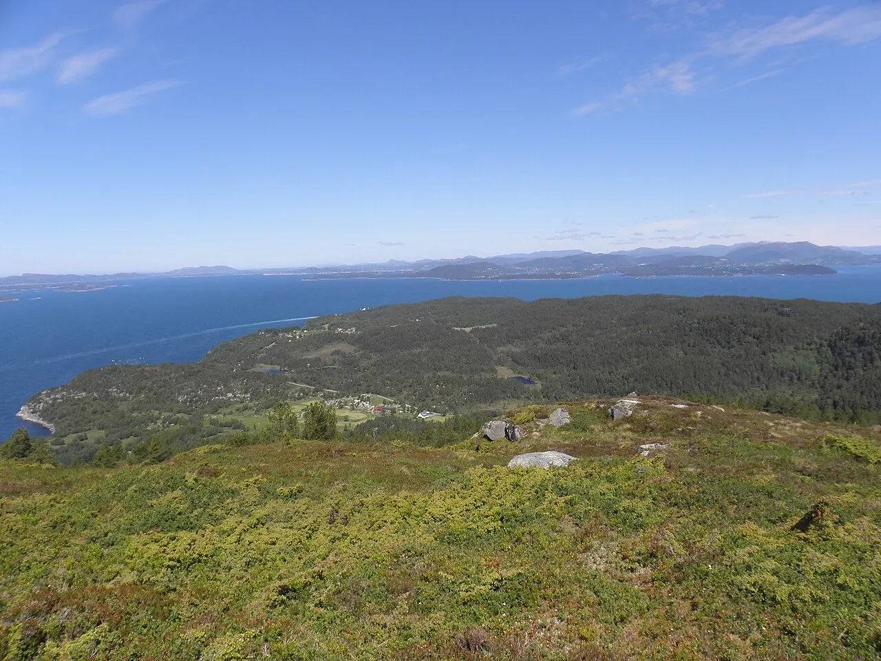 Utsyn frå Gjøvågsvarden på Reksteren, nordvest på øya. Rett nedanfor fjellet og i framgrunnen ligg Gjøvåg, medan Kaldafoss ligg lengre bak.