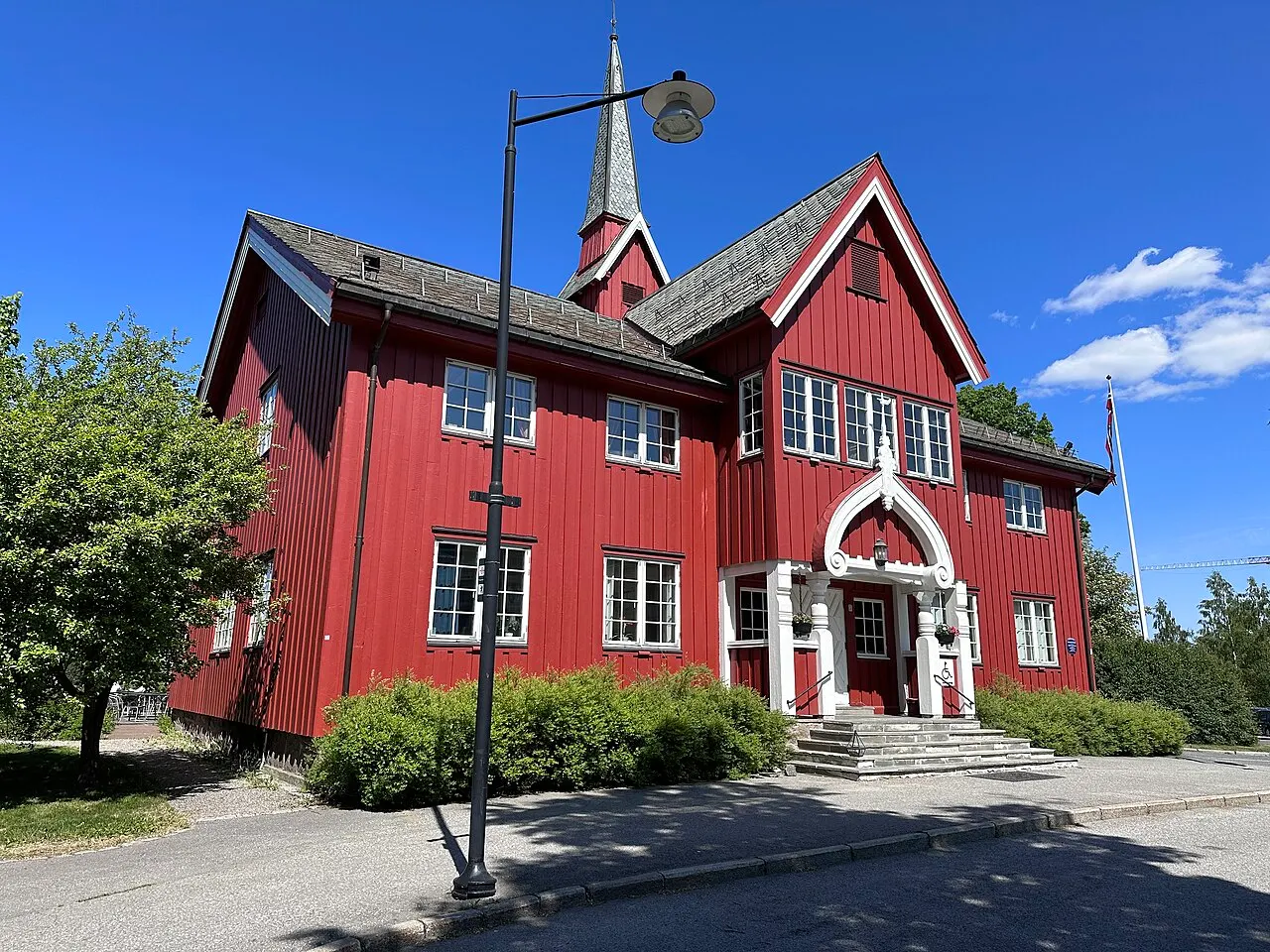 Herredshuset ved Gotaasalleen på Jessheim i Ullensaker kommune. Herredshuset er et rødmalt stashus bygd i tre, tegnet av arkitekten Holger…