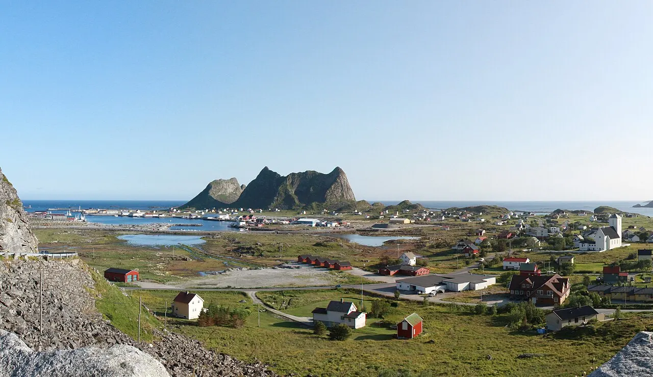 Et tettsted i Lofoten, beliggende i Værøy kommune