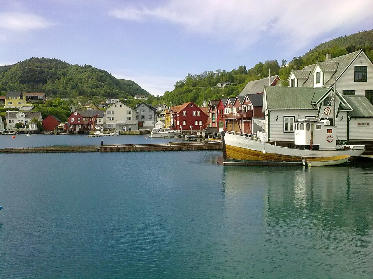 Eit bilete av hamna i Våge på Tysnes i Hordaland.