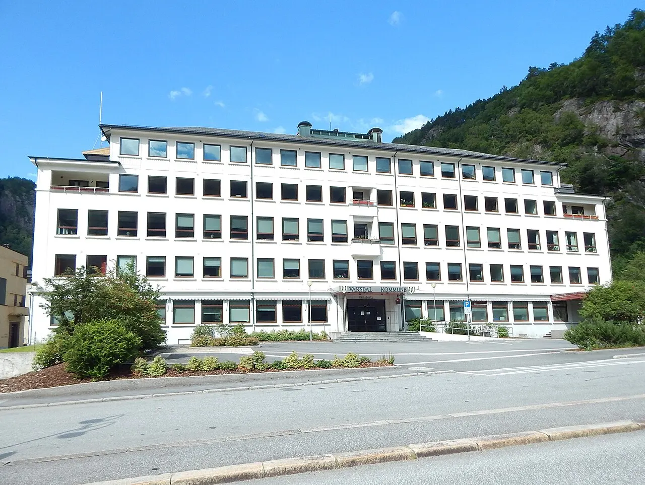 Vaksdal rådhus, Dale