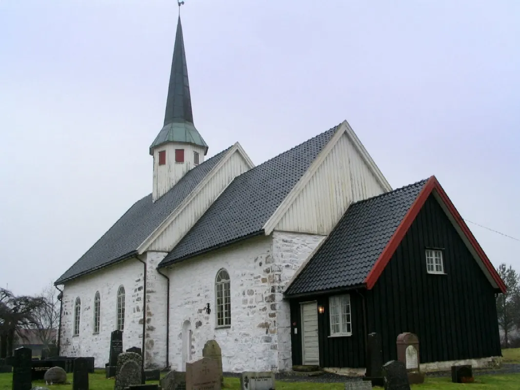 Våler kirke og del av kirkegården sett fra nordøst