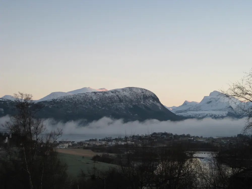Vestnes sentrum med Helsetnakken og Hoemsfjellene i bakgrunnen, tatt fra Åsbygda.